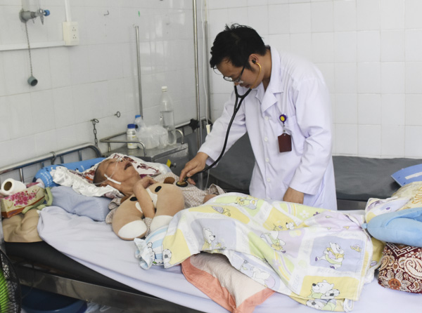 Bác sĩ thăm khám cho bệnh nhân tại Khoa Tim mạch - Lão học tại Bệnh viện Lê Lợi.