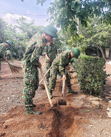 Chiến sĩ Trung đoàn Minh Đạm làm mương thoát nước cho người dân trên địa bàn xã Hòa Hội, huyện Xuyên Mộc vào tháng 5/2019. 