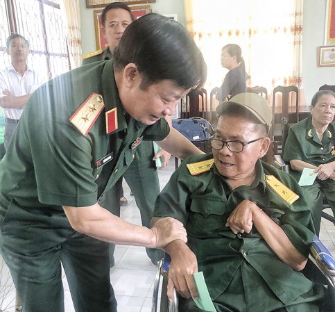 Trung tướng Trần Hoài Trung, Chính ủy Quân khu 7 ân cần thăm hỏi các thương binh, bệnh binh tại Trung tâm điều dưỡng thương binh và người có công Long Đất (huyện Long Điền).