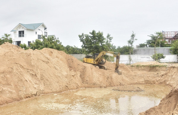 Lô đất E12, E13 đã bị đào sâu và cát đã được vận chuyển cát đến khu vực cách đó 100m.