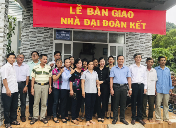 Đại diện Huyện ủy, HĐND, UBND, UBMTTQVN huyện Côn Đảo bàn giao nhà Đại đoàn kết cho gia đình ông Thạch An.