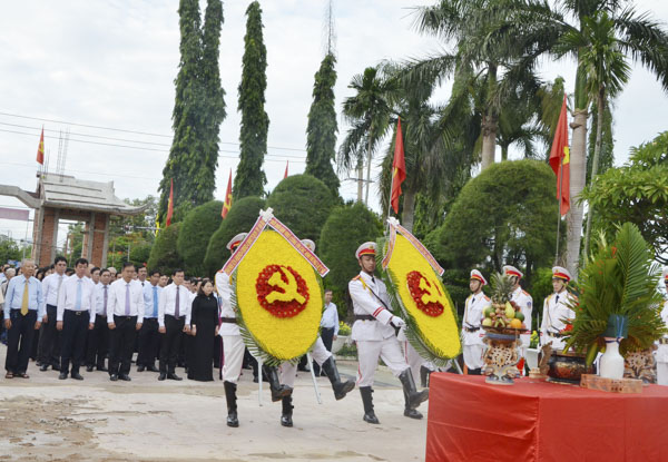 Các ông/bà nguyên lãnh đạo tỉnh, lãnh đạo tỉnh cùng đông đảo CBCCVC, nhân dân tham gia lễ viếng Nghĩa trang Liệt sĩ tỉnh.