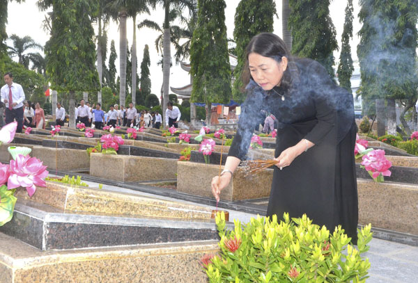 Bà Nguyễn Thị Yến, Phó Bí thư Thường trực Tỉnh ủy, Trưởng Đoàn đại biểu Quốc hội tỉnh thắp nhang trên các phần mộ liệt sĩ.