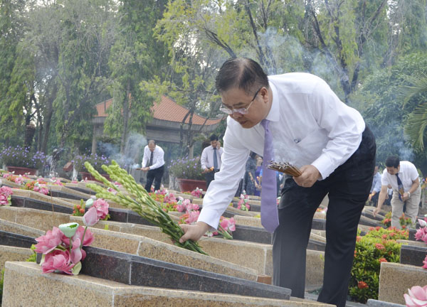 Ông Nguyễn Văn Trình, Phó Bí thư Tỉnh ủy, Chủ tịch UBND tỉnh thắp nhang trên các phần mộ liệt sĩ. 