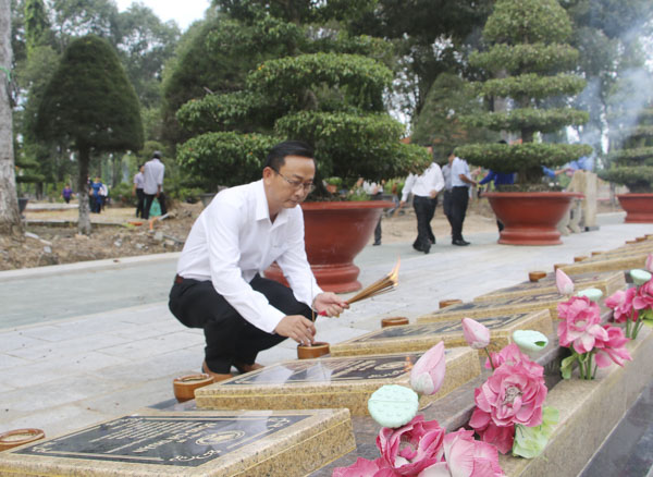 Ông Lê Hồng Ngọc, Phó Chủ tịch UBMTTQVN tỉnh thắp nhang trên các phần mộ liệt sĩ.