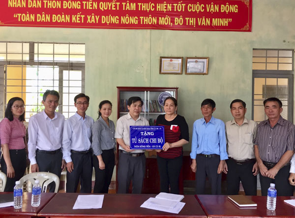 Ông Nguyễn Văn Thắng, Phó Trưởng Ban Tuyên giáo Tỉnh ủy, Bí thư Chi bộ Ban Tuyên giáo Tỉnh ủy trao tủ sách cho Chi bộ thôn Đồng Tiến.