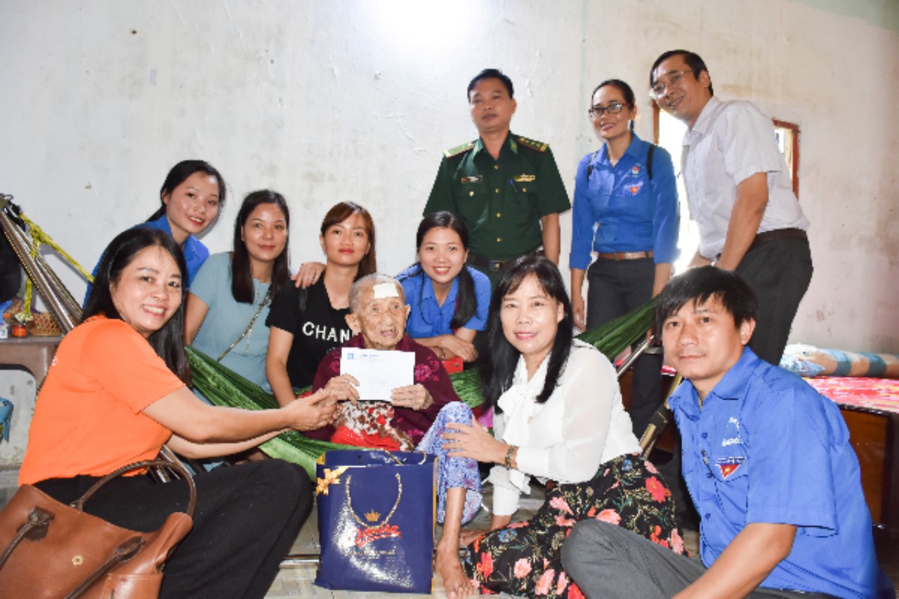 Chi ủy, Ban Biên tập, BCH Chi đoàn Báo BR-VT thăm và tặng quà Mẹ Việt Nam Anh hùng Dương Thị Giác.