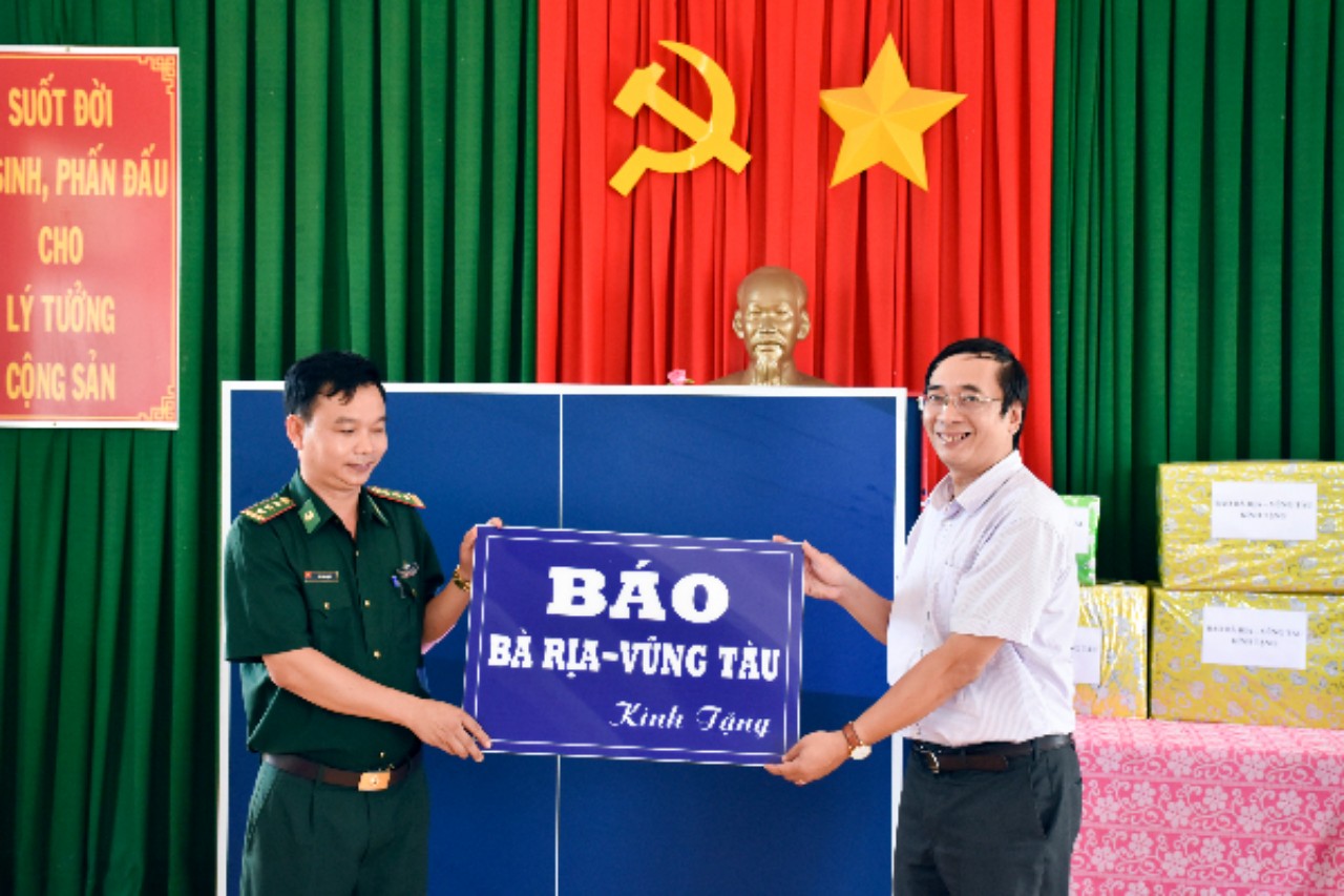 Ông Trương Đức Nghĩa, Phó Tổng biên tập Báo BR-VT tặng bàn chơi bóng bàn cho cán bộ, chiến sĩ Đồn Biên phòng Phước Thuận.