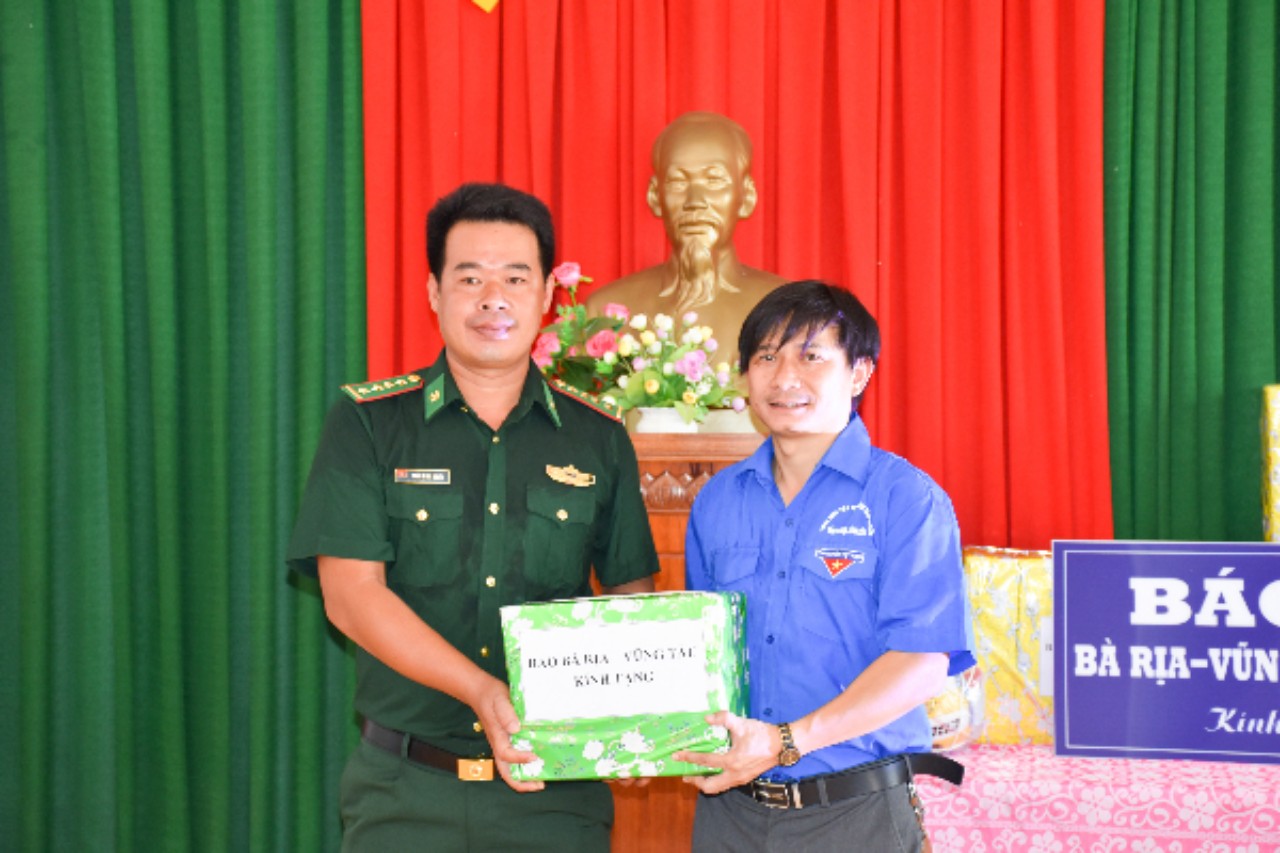 Anh Trần Văn Trà, Bí thư Chi đoàn Báo BR-VT tặng sách cho cán bộ, chiến sĩ Đồn Biên phòng Phước Thuận.