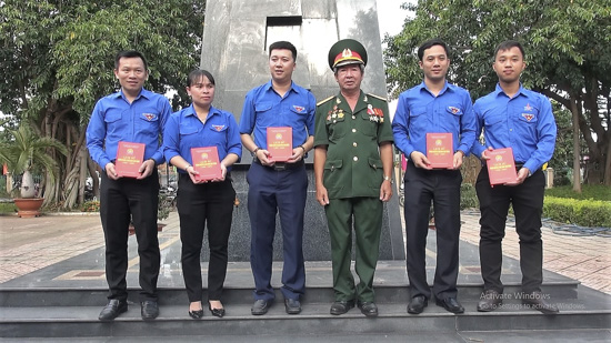 ĐTN Cụm phối hợp hoạt động BR-VT được CCB Vũ Văn Ninh tặng sách viết về lịch sử Trung đoàn 33 anh hùng.