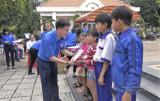 Anh Vũ Văn Châu, Bí thư Đoàn Liên doanh Vietsovpetro tặng sách giáo khoa cho học sinh có hoàn cảnh khó khăn trên địa bàn xã Bình Ba.