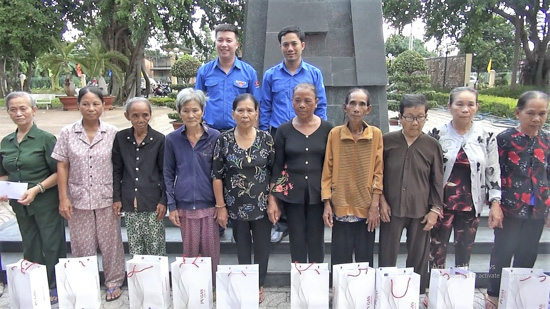 ĐTN Cụm phối hợp hoạt động BR-VT trao quà cho các gia đình chính sách trên địa bàn xã Bình Ba.
