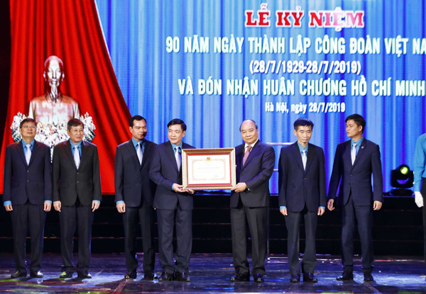 Thủ tướng Nguyễn Xuân Phúc trao tặng Huân chương Hồ Chí Minh lần thứ ba cho Tổng Liên đoàn Lao động Việt Nam. Ảnh: THỐNG NHẤT  