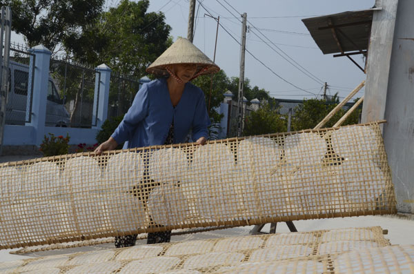 Sản xuất bánh tráng tại xã An Ngãi. Ảnh: MỸ LƯƠNG