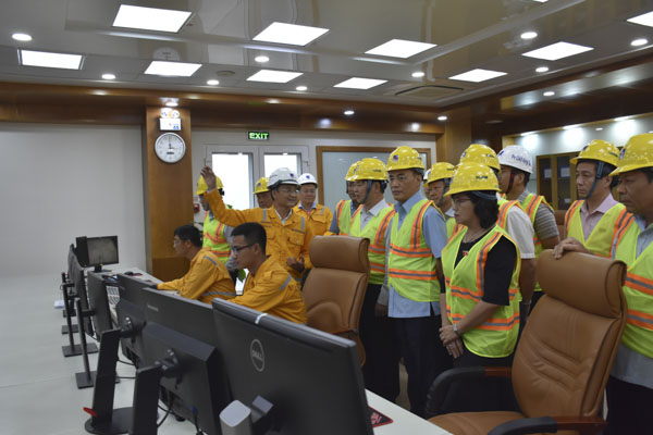 Đoàn Ủy ban KHCN và Môi trường của Quốc hội tham quan phòng điều khiển của Nhà máy xử lý Khí Dinh Cố.