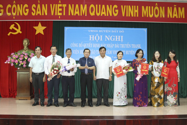 Ông Hồ Văn Lợi, Bí thư Huyện ủy Đất Đỏ (thứ tư, từ trái qua) trao Quyết định bổ nhiệm Ban lãnh đạo Trung tâm VH-TT-TT huyện Đất Đỏ. Ảnh: TUẤN VŨ  