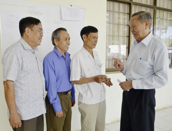 Ông Nguyễn Quang Vinh (bìa phải), Chủ tịch Hội NCT phường Thắng Nhất trao đổi với các đảng viên về tình hình dư luận xã hội, tâm tư, nguyện vọng của các tầng lớp nhân dân trên địa bàn phường.