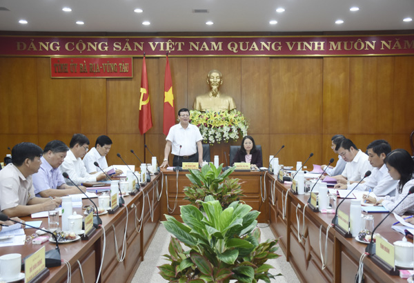 Ông Hà Ngọc Anh, Phó Trưởng Ban Dân vận Trung ương phát biểu tại buổi làm việc với Thường trực Tỉnh ủy và Ban cán sự Đảng UBND tỉnh.