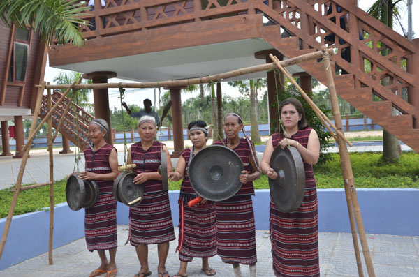 Những người phụ nữ đánh cồng chiêng trong tại lễ cúng thần Lúa Yangva.