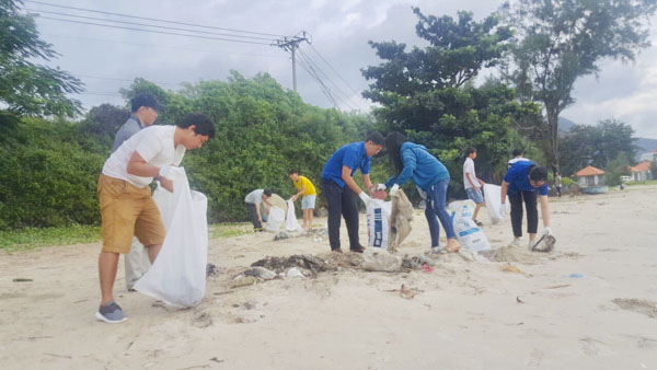 Người dân Côn Đảo tham gia dọn rác bãi biển khu vực trung tâm trong chương trình “Ngày thứ bảy xanh- sạch - đẹp”. Ảnh: THU HẰNG