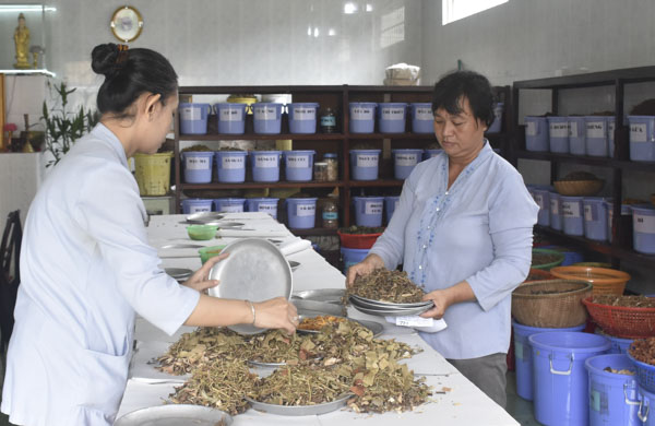 Dược liệu địa phương chủ yếu cung cấp cho các phòng khám từ thiện trên địa bàn tỉnh.  Trong ảnh: Nhân viên phòng khám Hưng Hiệp Tự (84, Nguyễn Văn Trỗi, TP. Vũng Tàu) bốc thuốc cho bệnh nhân.