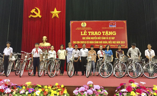 Đại diện Công đoàn Liên doanh Việt - Nga Vietsovpetro tặng xe đạp cho các học sinh có hoàn cảnh khó khăn. Ảnh: THÁI BÌNH