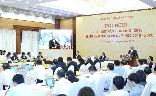 Thủ tướng Chính phủ Nguyễn Xuân Phúc tới dự và chỉ đạo hội nghị.