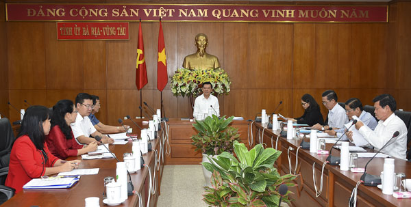 Ông Nguyễn Hồng Lĩnh, Ủy viên Trung ương Đảng, Bí thư Tỉnh ủy, Chủ tịch HĐND tỉnh chủ trì buổi làm việc. 