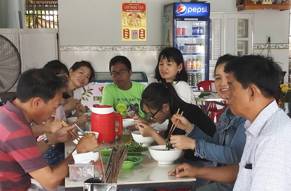 Khách thưởng thức món bánh canh cá lóc tại quán Phúc Lân 1, xã Bình Ba, huyện Châu Đức.