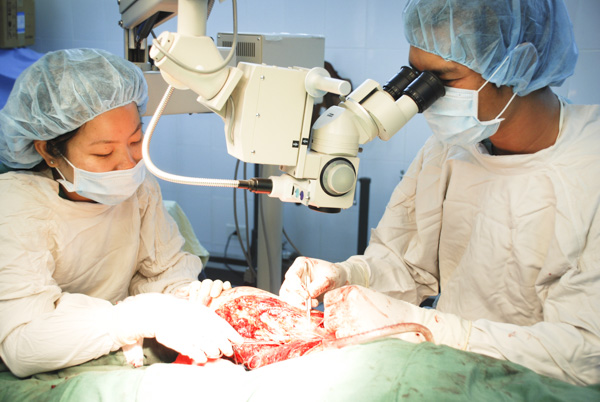 Một ca vi phẫu nối liền phần đứt rời ở đùi của bệnh nhân tại Khoa Chấn thương chỉnh hình Bệnh viện Bà Rịa.
