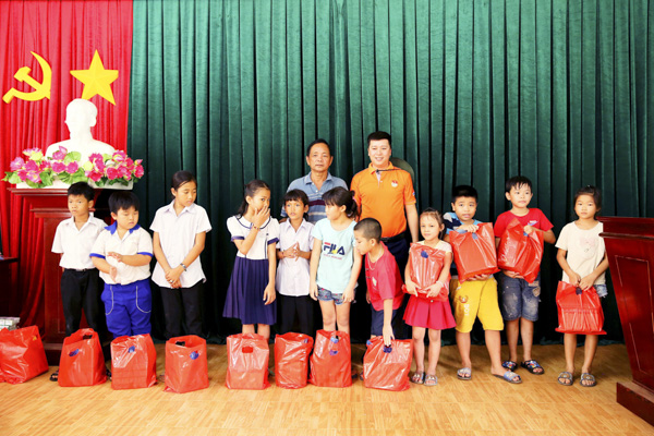ĐTN Cụm phối hợp hoạt động BR-VT trao quà cho học sinh nghèo vượt khó trên địa bàn xã Bình Ba.