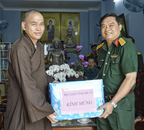 Đại tá Phạm Phú Ý, Ủy viên Ban Thường vụ Tỉnh ủy, Chỉ huy trưởng Bộ CHQS tỉnh thăm, tặng quà đại diện Chùa Liên Trì (TP. Vũng Tàu).
