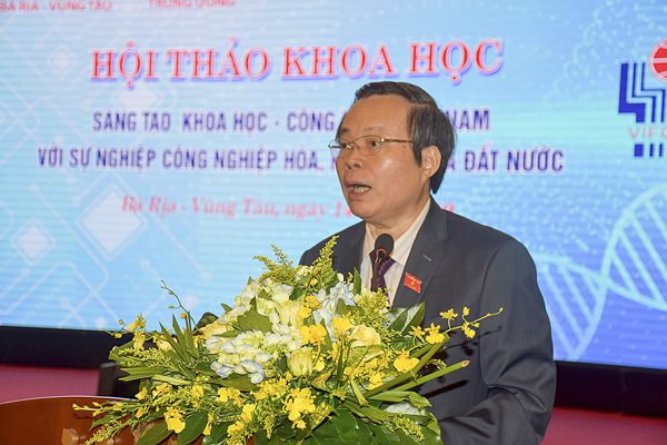 Ông Phùng Quốc Hiển, Ủy viên Trung ương Đảng, Phó Chủ tịch Quốc hội phát biểu tại hội thảo.