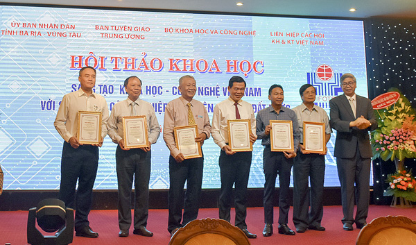 GS.TSKH Đặng Vũ Minh, Chủ tịch Liên hiệp các Hội Khoa học và Kỹ thuật Việt Nam, Chủ tịch Quỹ VIFOTEC trao Kỷ niệm chương Vì sự nghiệp sáng tạo Khoa học Công nghệ Việt Nam giai đoạn 2018-2019 cho các cá nhân.