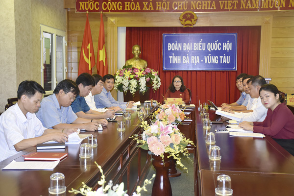 Đại biểu Nguyễn Thị Yến, Phó Bí thư Thường trực Tỉnh ủy, Trưởng Đoàn ĐBQH tỉnh cùng đại diện HĐND, UBND, Ủy ban MTTQVN tỉnh và các sở, ngành tham dự  điểm cầu tại BR-VT.