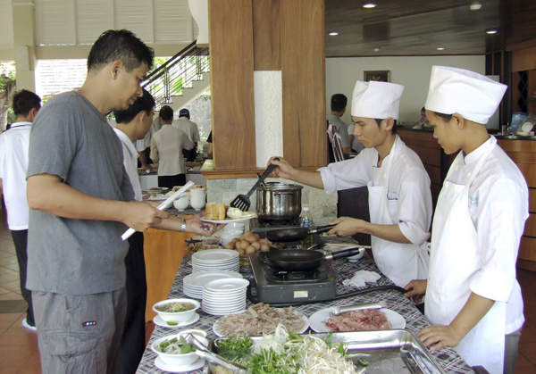 Việc dạy Tiếng Anh nhằm nâng cao kỹ năng giao tiếp với người nước ngoài  cho người dân huyện Côn Đảo. Trong ảnh: Nhân viên khách sạn Sài Gòn-Côn Đảo phục vụ bữa sáng cho khách nước ngoài. Ảnh: NGUYỄN ĐỨC