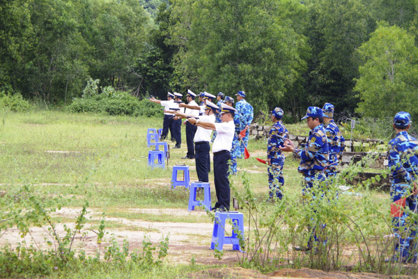 Sĩ quan Lữ đoàn 171 thực hành bắn súng K54  tại Trường bắn Minh Đạm.