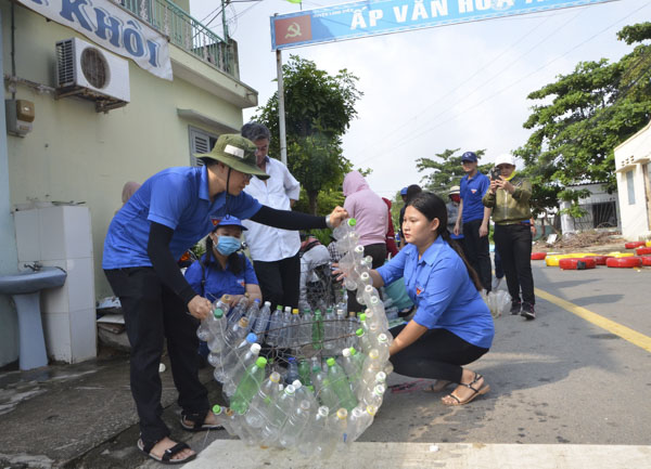 ĐVTN sử dụng vật liệu tái chế làm thùng rác đặt dọc tuyến đường “Thanh niên kiểu mẫu” ấp An Thạnh, xã An Ngãi.