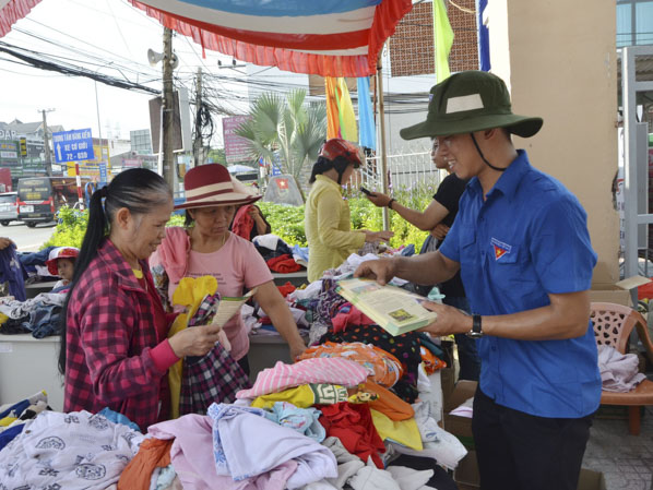 ĐVTN TX. Phú Mỹ phát tờ rơi tuyên truyền về ATGT đến người dân trên địa bàn thị xã trong Chiến dịch Thanh niên tình nguyện Hè năm 2019. Ảnh: MINH THANH