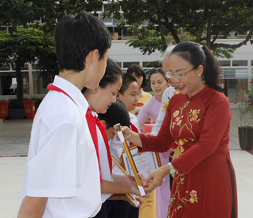 Bà Nguyễn Thị Thu Hương, Phó Chủ tịch UBND TP.Vũng Tàu tặng Giấy khen cho các HS đoạt giải