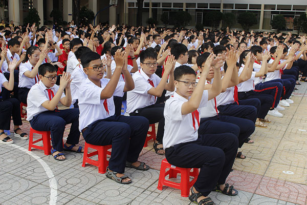 HS Trường THCS Nguyễn An Ninh vui mừng trước những kết quả mà HS của tỉnh đạt được tại Cuộc thi Sáng tạo Robot trẻ Quốc tế tại Hàn Quốc năm 2019. 