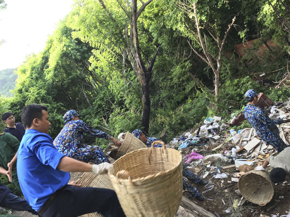 Cán bộ, chiến sĩ Trạm Ra đa 585 thu gom rác thải dưới bìa rừng Núi Lớn trong Chương trình “Tuần lễ Biển, hải đảo và ngày Môi trường thế giới năm 2019”.