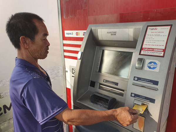Việc chi trả tiền lương qua thẻ ATM tạo thuận tiện cho người thụ hưởng lương hưu và trợ cấp hằng tháng sẽ được cơ quan BHXH đẩy mạnh trong thời gian tới.