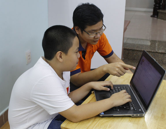 Em Phạm Việt Thành, lớp 7/1 Trường THCS Nguyễn An Ninh viết lập trình - Robot cứu hộ tự động.
