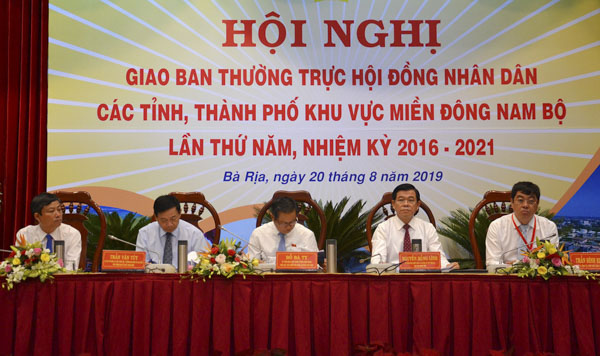 Các ông: Đỗ Bá Tỵ, Phó Chủ tịch Quốc hội; Trần Văn Túy, Trưởng Ban Công tác đại biểu của Quốc hội; Nguyễn Hồng Lĩnh, Ủy viên Trung ương Đảng, Bí thư Tỉnh ủy, Chủ tịch HĐND tỉnh BR-VT; Võ Văn Minh Chủ tịch HĐND tỉnh Bình Dương; Trần Đình Khoa, Phó Chủ tịch HĐND tỉnh BR-VT chủ tọa hội nghị.