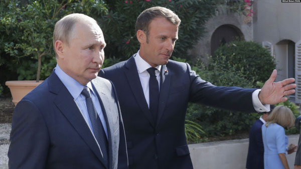 Tổng thống Nga Vladimir Putin (trái) and Tổng thống Pháp Emmanuel Macron. (Nguồn: TASS)