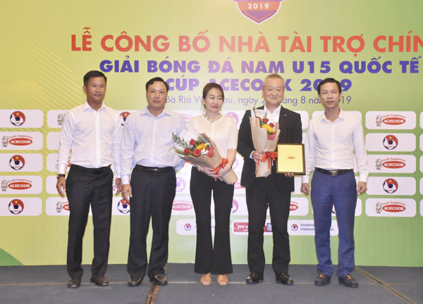 Đại diện LĐBĐVN, tỉnh BR-VT, Công ty Bình Minh  tặng hoa và thư cảm ơn cho nhà tài trợ chính.