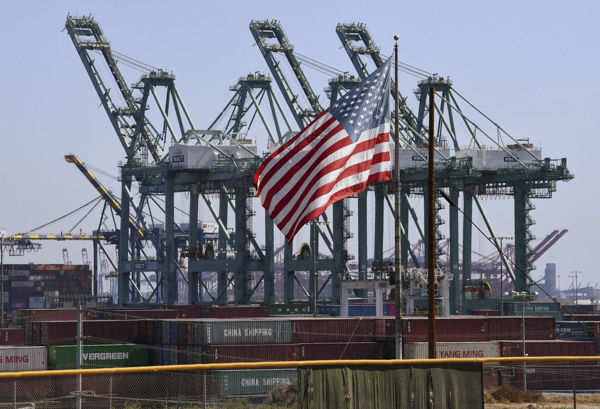 Container hàng hóa được xếp dỡ tại cảng Long Beach, Los Angeles, Mỹ.