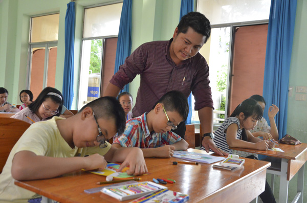 Các em nhỏ tham gia lớp năng khiếu vẽ tại Nhà Thiếu nhi tỉnh.