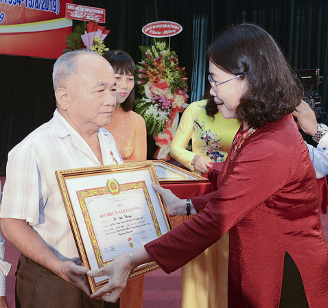 Bà Nguyễn Thị Yến, Phó Bí thư Thường trực Tỉnh ủy, Trưởng Đoàn ĐBQH tỉnh trao Huy hiệu 50 năm tuổi Đảng cho các đảng viên. Ảnh: THÁI BÌNH.